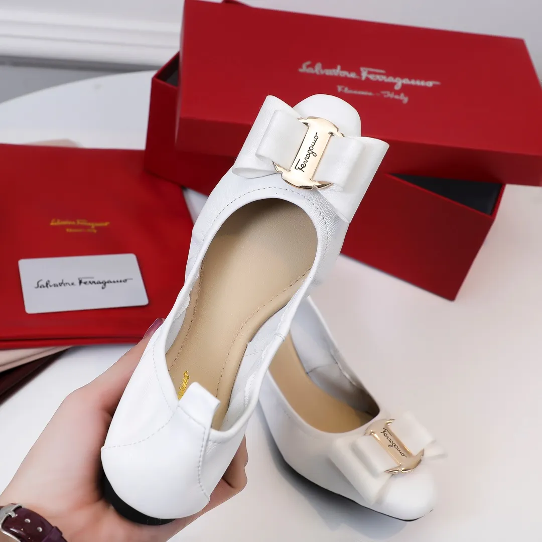 👟👟Ex-factory price 360👟👟 Early spring new style Salvatore Ferragamo hot style small square toe egg roll shoes [wit] 5mm high elastic latex, so soft you want to cry❗️The toe is equipped with Ferragamo's signature hardware butterfly🦋 buckle. Newly opened mold and upgraded outsole, 1cm heel is comfortable and not tiring. Upper: mixed sheepskin Inner pads: light goatskin (non-fading) Color: black, white, gun, red, burgundy, blue, pink Code number: 34-41